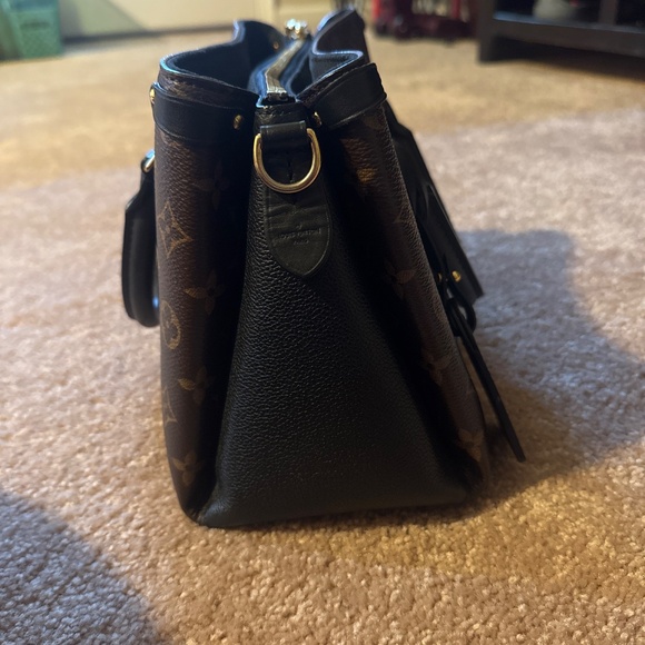 Louie Hand bag - Picture 2 of 3